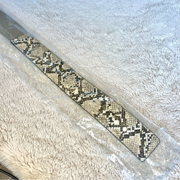 NWT Dillard’s Neutral Snake Embossed Stretch Belt M/L - Picture 7 of 13